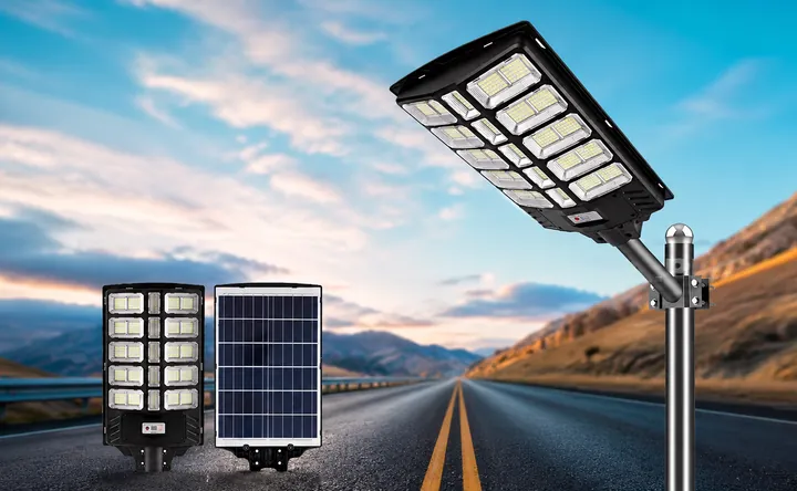 Luminaria solar de alumbrado público junto a una carretera